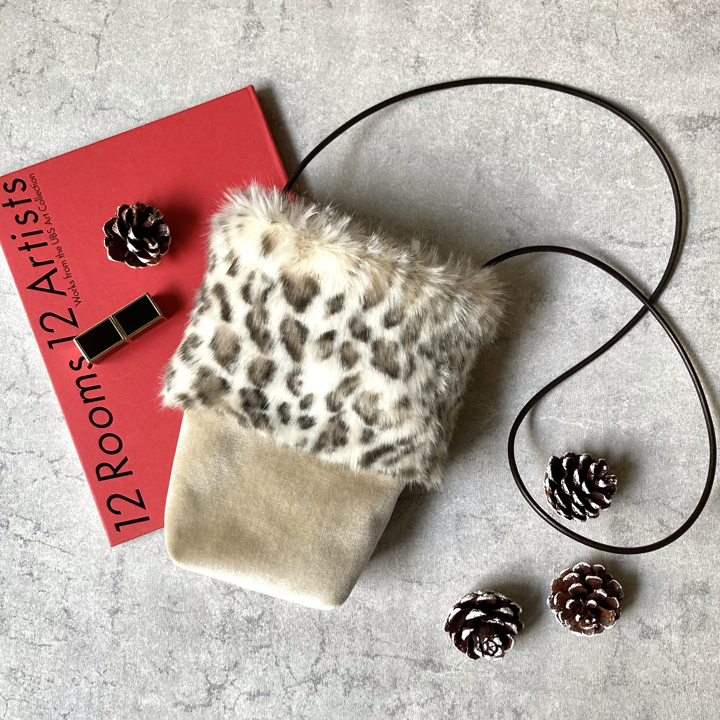 ＜レオパード柄エコファーとベルベット生地のポシェット・本革＞　サコッシュ　柄