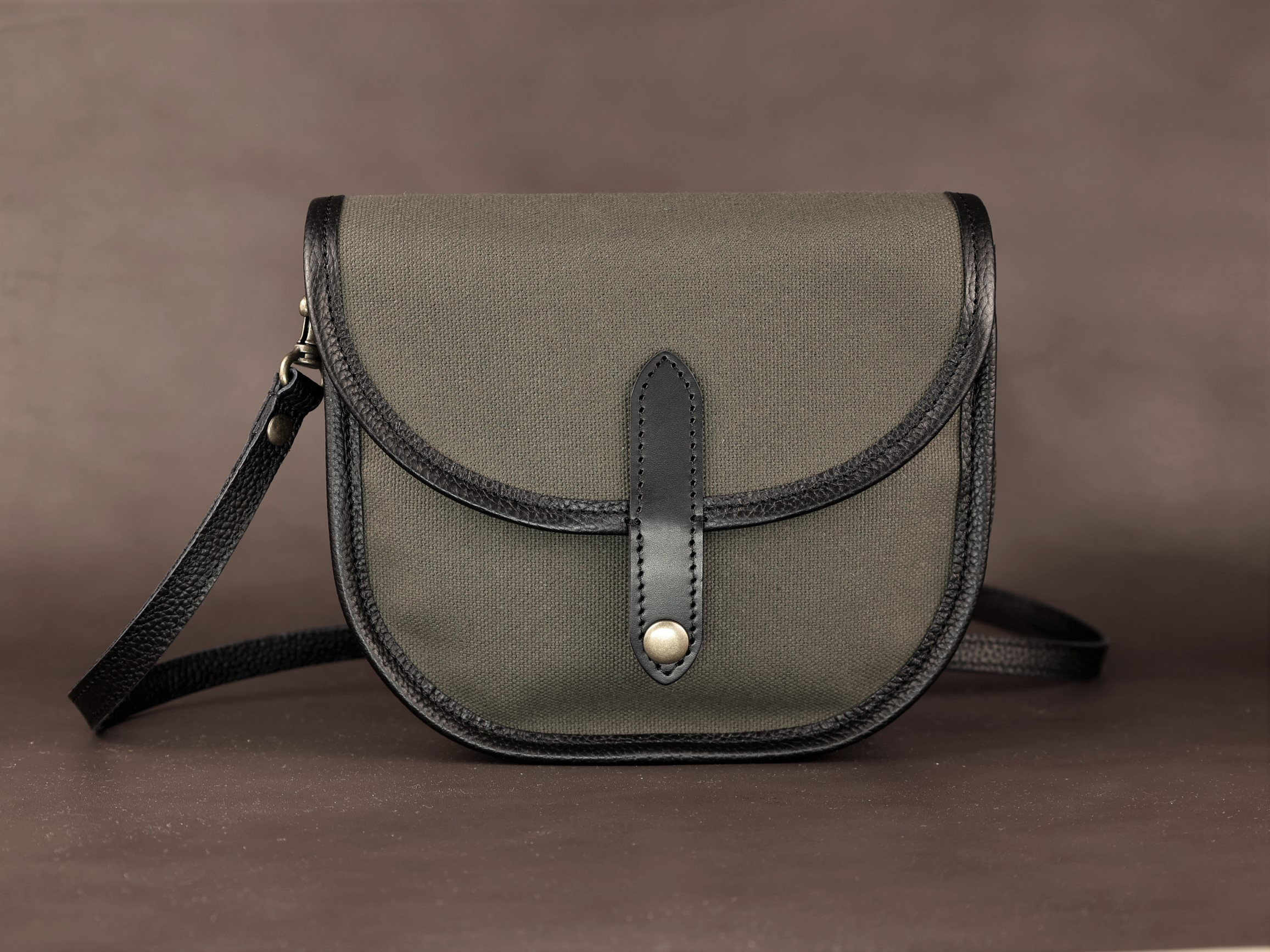 美品 レザーメッセンジャーバッグ ほぼ未使用 ショルダー 深緑 uni&co