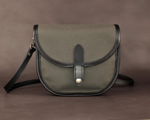 リメイク　ボディバッグ　パラフィン加工帆布　カーキ　豆レバーナスカン留め ボディーバッグ カーキ - kii工房 オンラインショップ