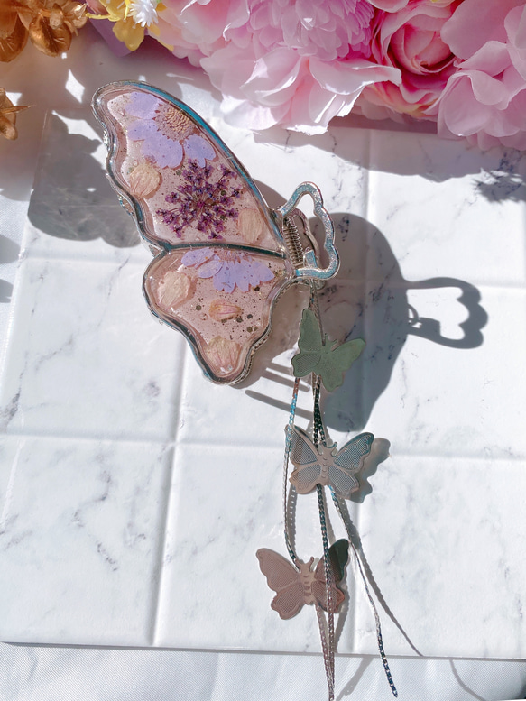 髪を彩る　バタフライ　バンスクリップ　蝶々の装い 1枚目の画像