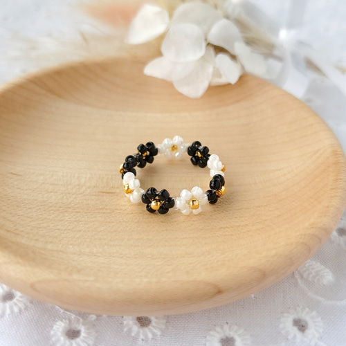 オフホワイト×ブラック お花のビーズリング❁⃘*.ﾟ 〔黒 モノトーン