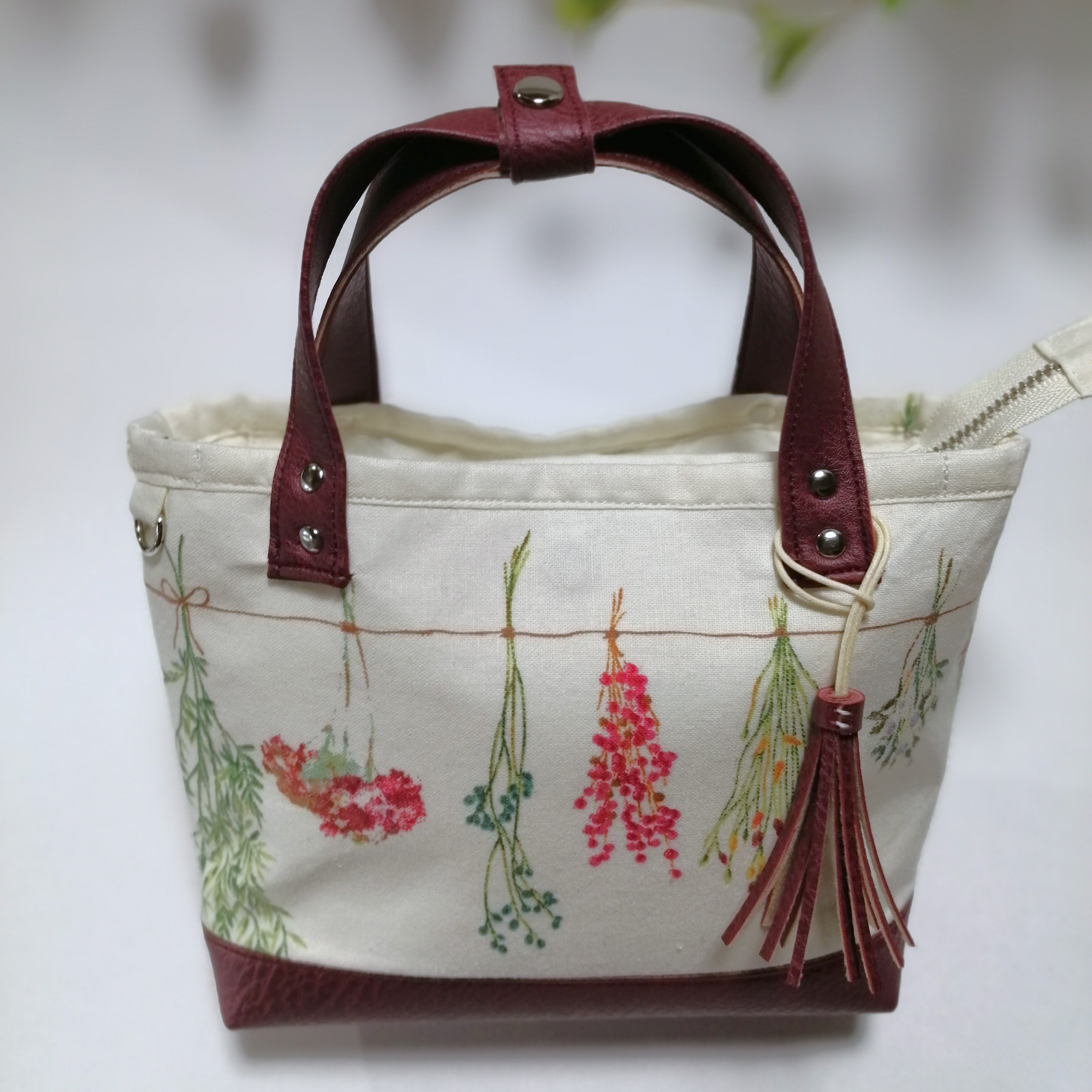 ポケットいっぱい◇スマホも入る★小さめトート★ドライフラワー柄×赤