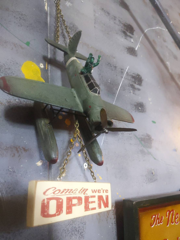 プロペラ機 水上飛行機 模型  OPEN&CLOSED 看板  ハンギングボード  #サインボード  #店舗什器 1枚目の画像