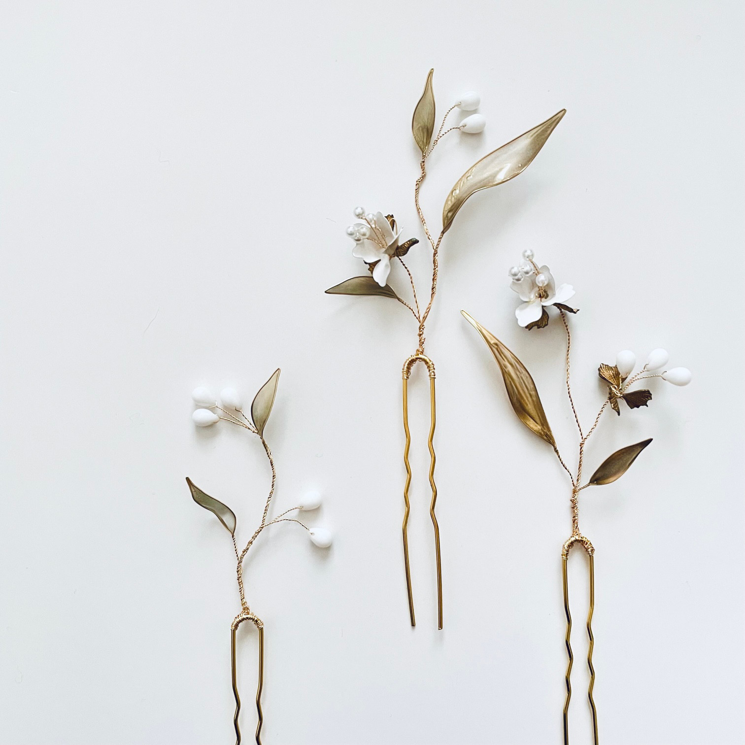 ホワイトフラワーとゴールドリーフ ヘアピン3本セット