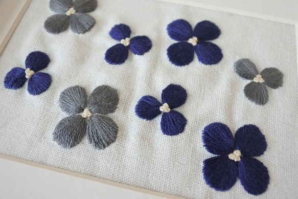 花びらひらり　刺繍フレーム　壁掛け　グレー✕紺 6枚目の画像