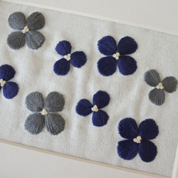 花びらひらり　刺繍フレーム　壁掛け　グレー✕紺 4枚目の画像