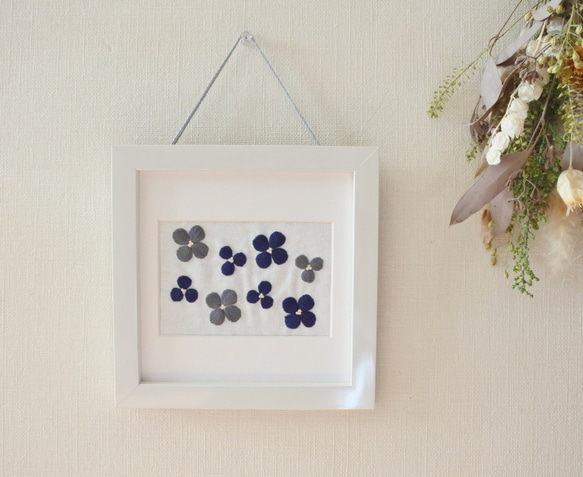 花びらひらり　刺繍フレーム　壁掛け　グレー✕紺 1枚目の画像