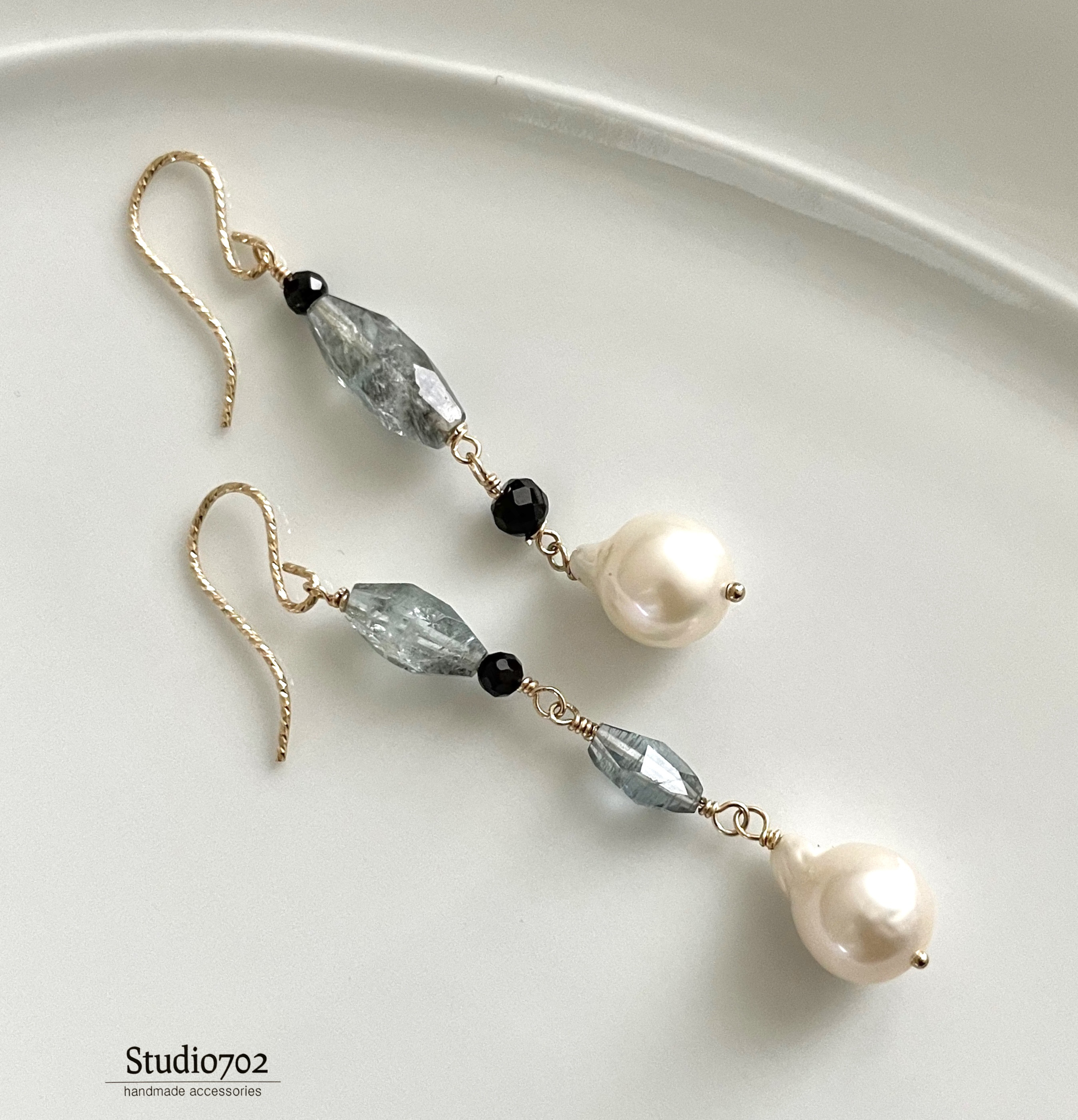 14kgf淡水パール・モスアクアマリン・ブラックスピネルアシンメトリーピアス