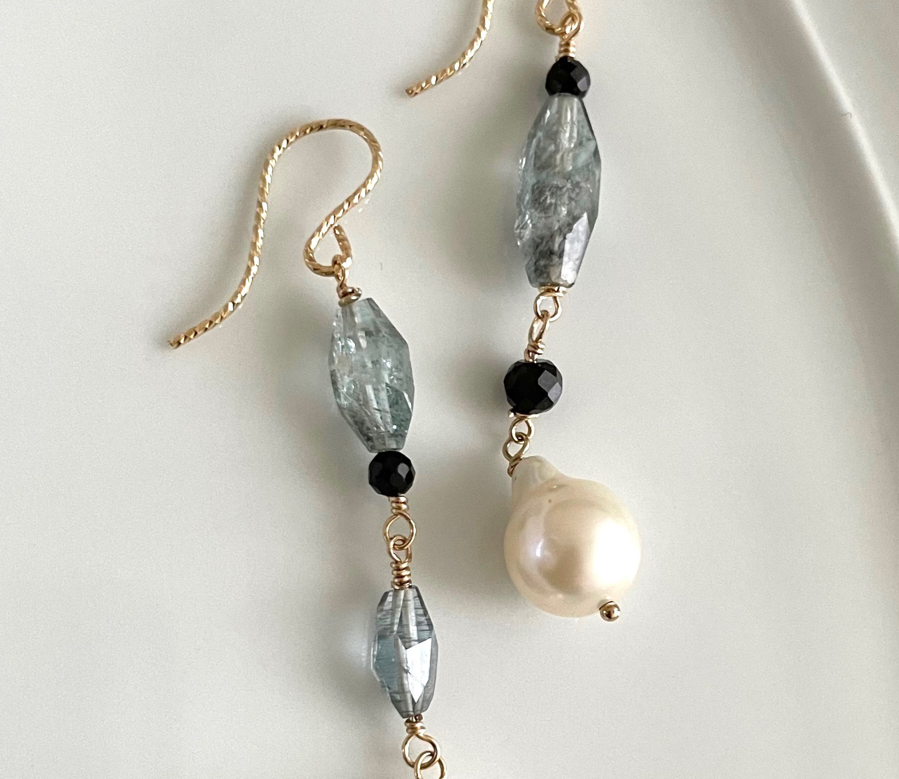 14kgf淡水パール・モスアクアマリン・ブラックスピネルアシンメトリーピアス