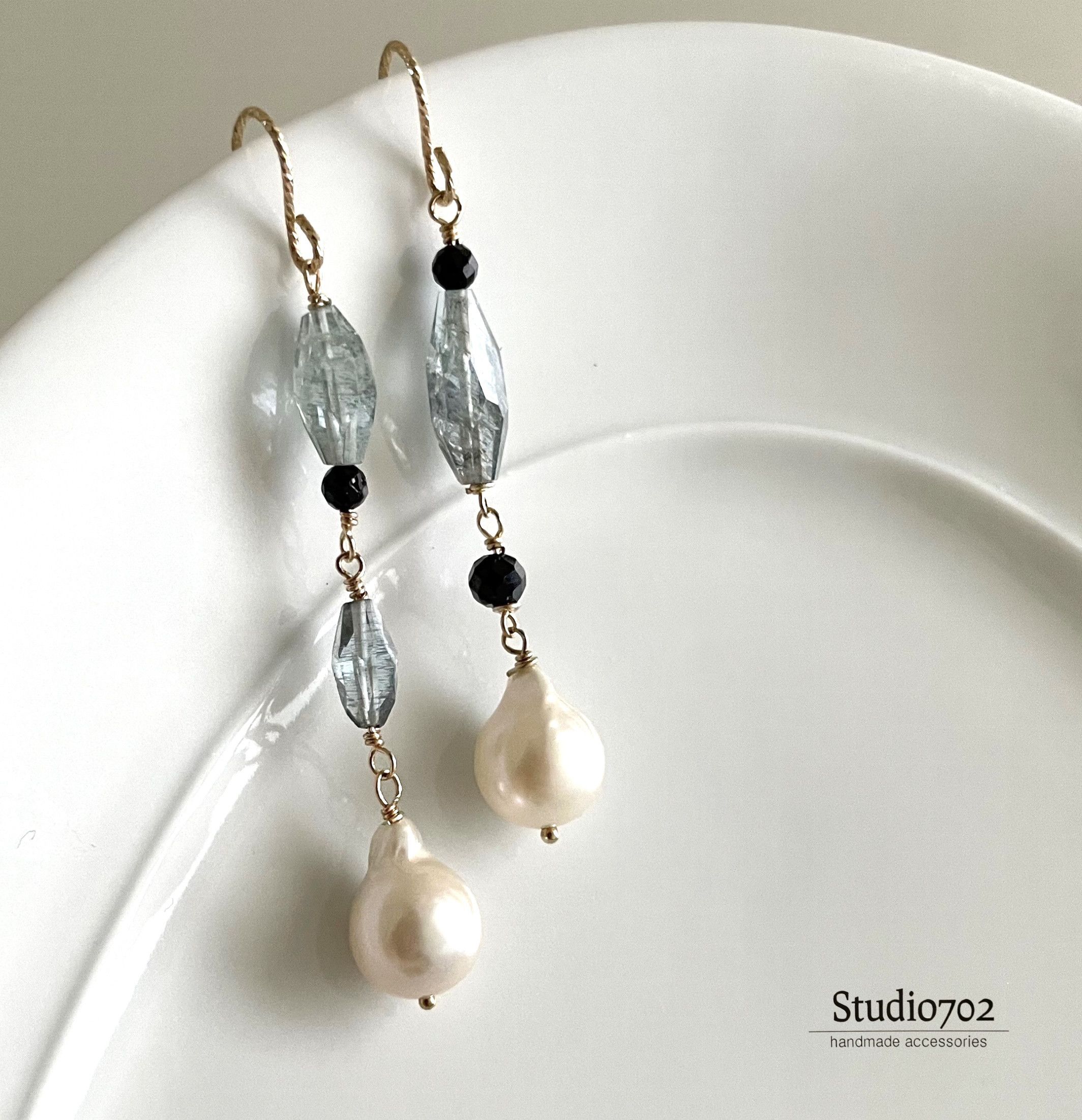 14kgf淡水パール・モスアクアマリン・ブラックスピネルアシンメトリーピアスピアス（フック・チェーン）