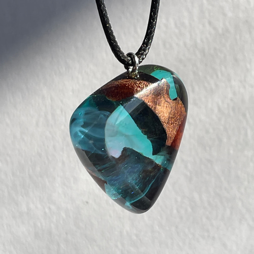 ウッドレジンペンダント〜神秘の青〜 ネックレス・ペンダント kedros