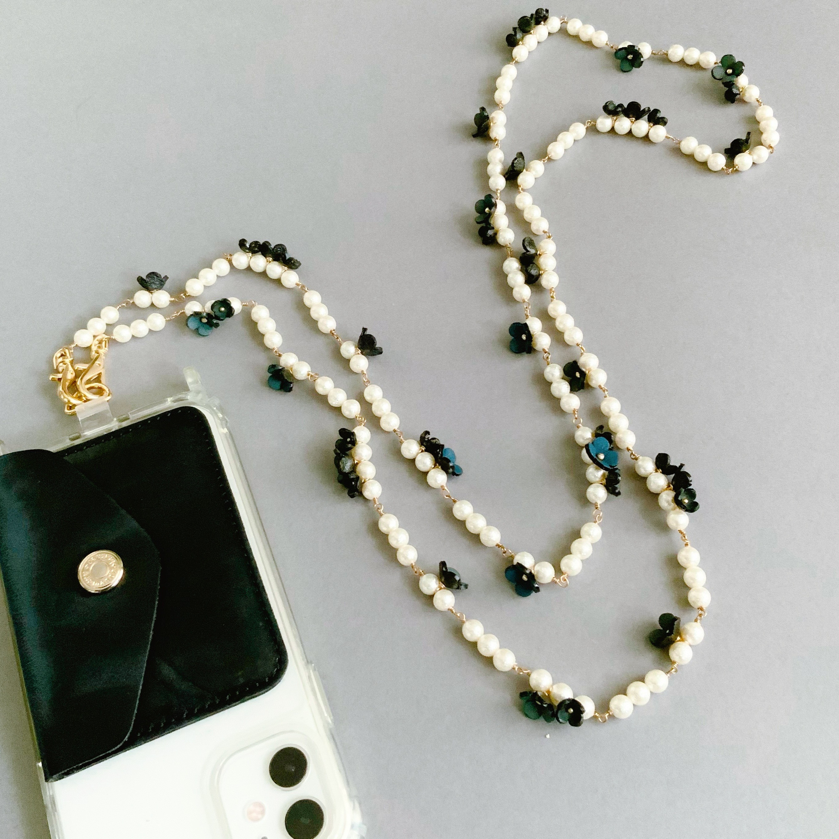 【在庫数残り僅か¥7,700→¥5,940】クリアストラップ付パールチェーンスマホショルダー（花色ダークグレー）