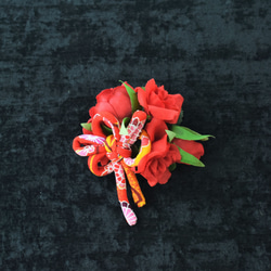 バラと和風飾りのコサージュ 2枚目の画像