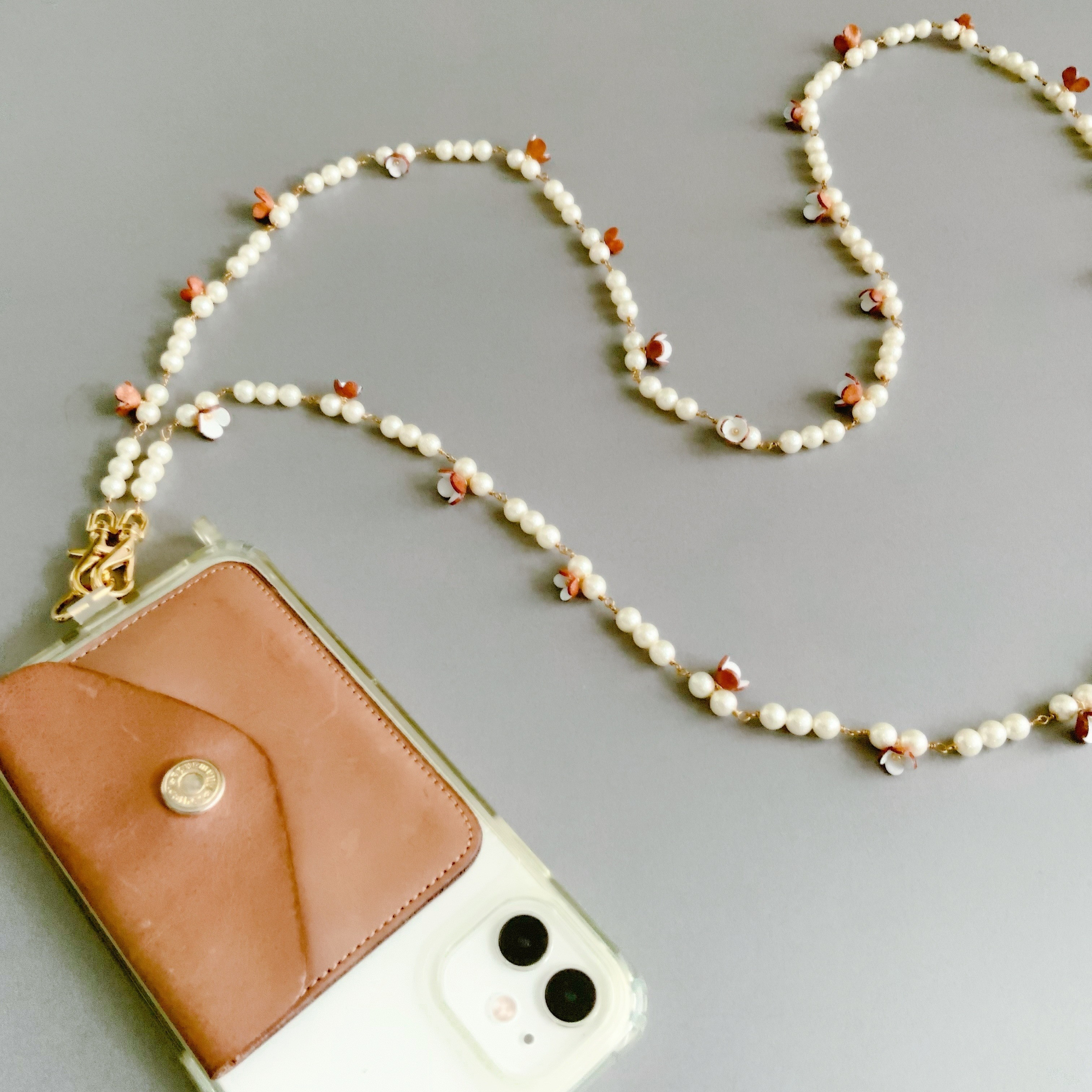 【在庫数残り僅か¥7,700→¥5,940】クリアストラップ付パールチェーンスマホショルダー（花色ホワイト）