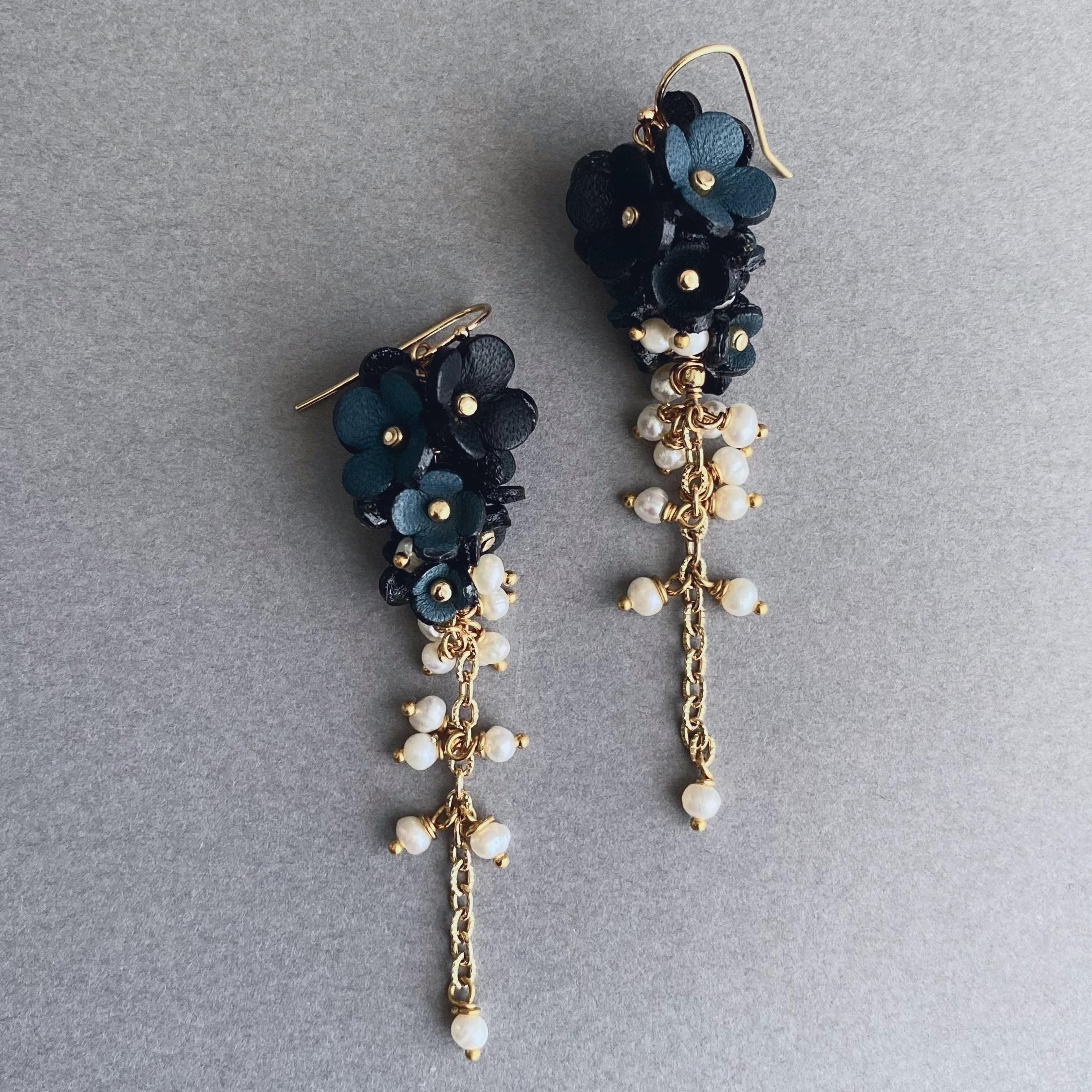 【新商品】フラワードロップピアス/イヤリング(ブラック＆グレー）
