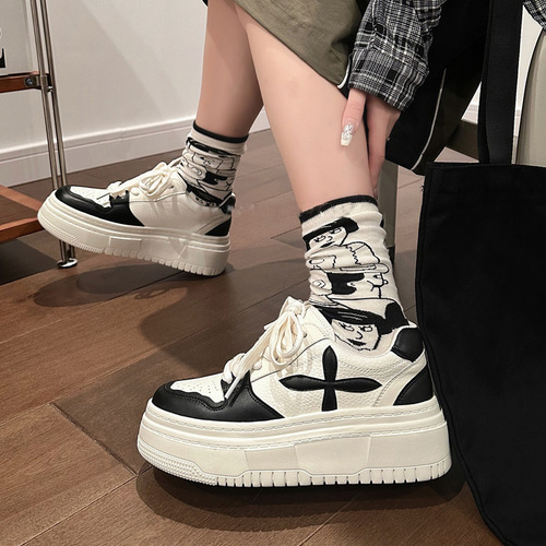 レディース厚底スニーカー・真皮板靴は実用的で快適である