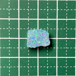 《合成オパール》(フローレスオパール) 原石 ブルー/マルチ斑 0.8g 6枚目の画像