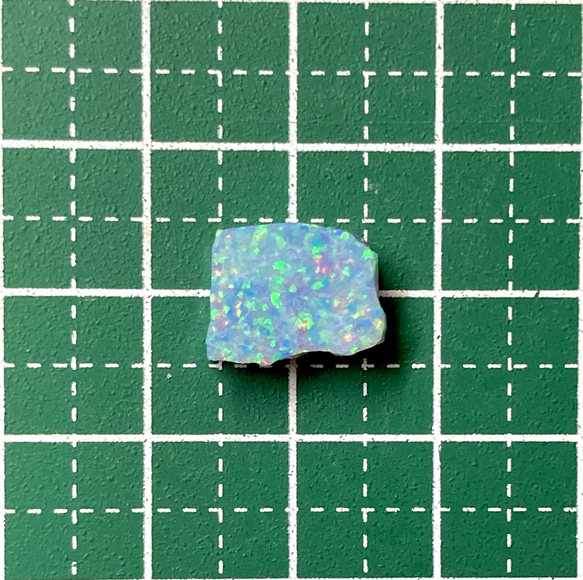 《合成オパール》(フローレスオパール) 原石 ブルー/マルチ斑 0.8g 6枚目の画像