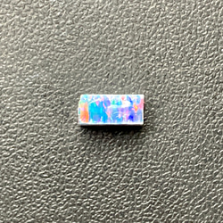 《合成オパール》(フローレスオパール) 原石 ブルー/マルチ斑 0.6g 1枚目の画像