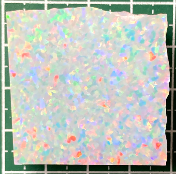 　《人工オパール》(ネオンオパール) 原石 ホワイト/赤斑 27.8g (樹脂含侵) 4枚目の画像