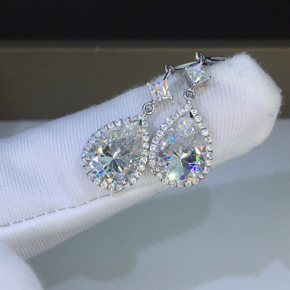 newデザイン】ゴージャス 6カラット モアサナイト ピアス K18WG ピアス 