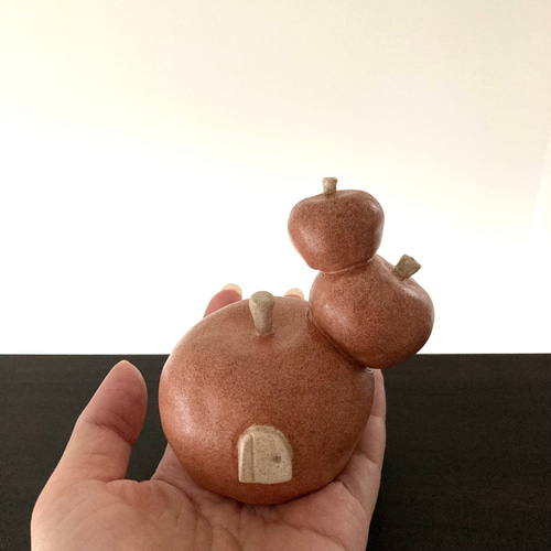 りんごの置物「リンゴ積んじゃいました邸」珍しいオブジェ デザイン