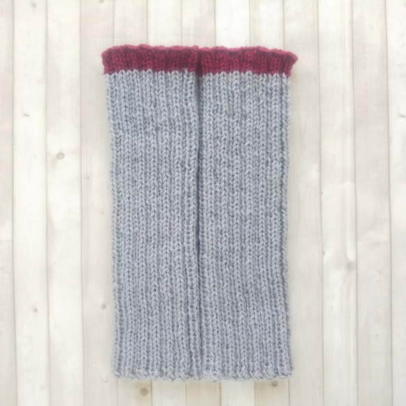 あったかウールの手編みレッグウォーマー(グレー+えんじ色)普通タイプ『Creema限定』 1枚目の画像