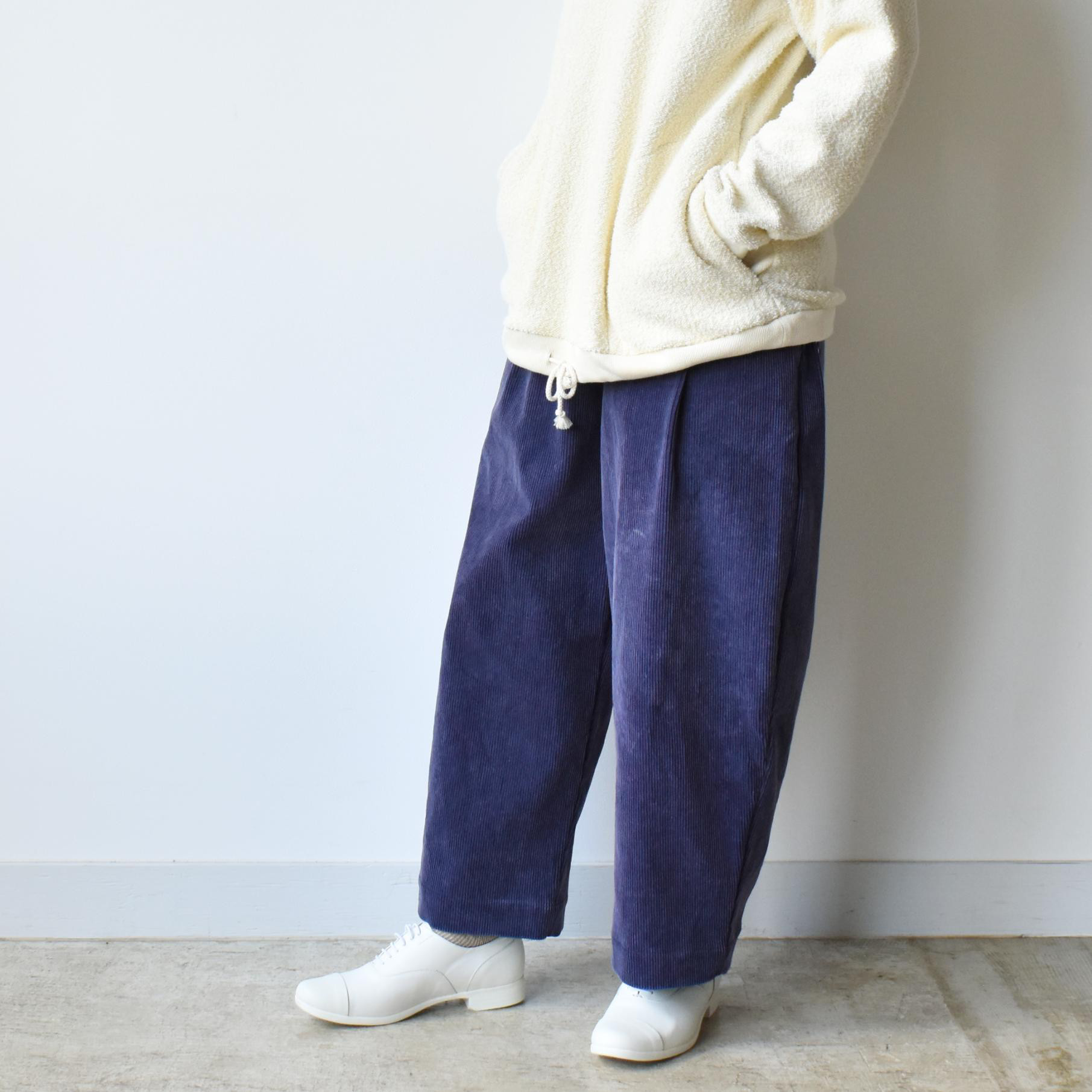 天日干しコーデュロイのカジュアル感あふれるワイドテーパードパンツ【SOPT133F】