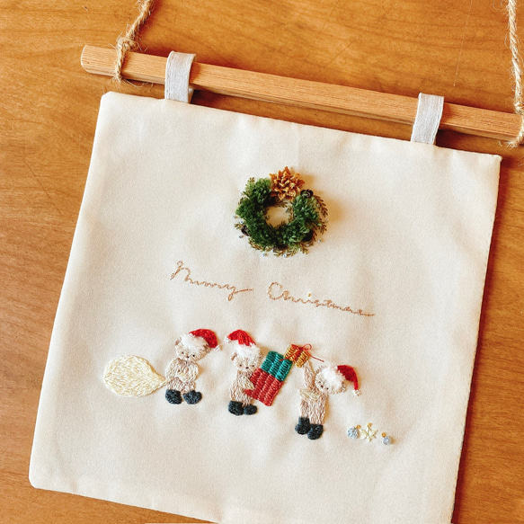 クリスマス手刺繍タペストリー『サンタクロースのお手伝い小人』おしゃれインテリア 1枚目の画像