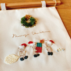 クリスマス手刺繍タペストリー『サンタクロースのお手伝い小人』おしゃれインテリア 2枚目の画像