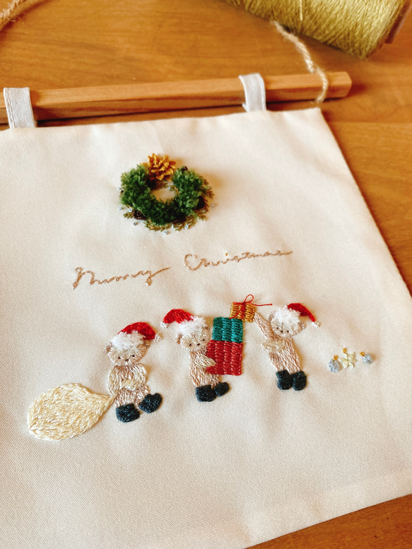 クリスマス手刺繍タペストリー『サンタクロースのお手伝い小人』おしゃれインテリア 2枚目の画像