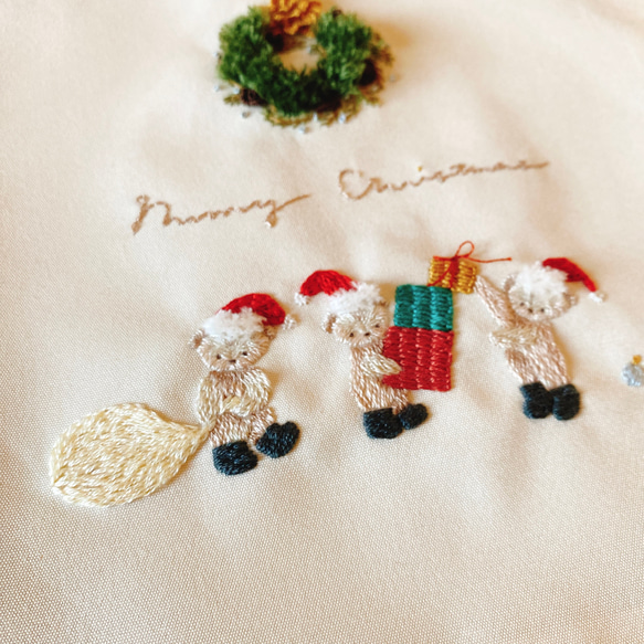 クリスマス手刺繍タペストリー『サンタクロースのお手伝い小人』おしゃれインテリア 3枚目の画像