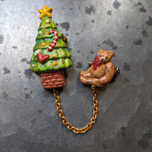 樹脂粘土〉クリスマスツリーとテディベアのブローチ ブローチ