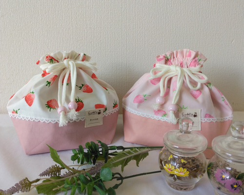 【オーダー受付中】ハンドメイド☆いちご柄 お弁当袋&コップ袋セット いちごのお弁当袋 弁当袋 j-mimatan 通販 16883762｜Creema(クリーマ