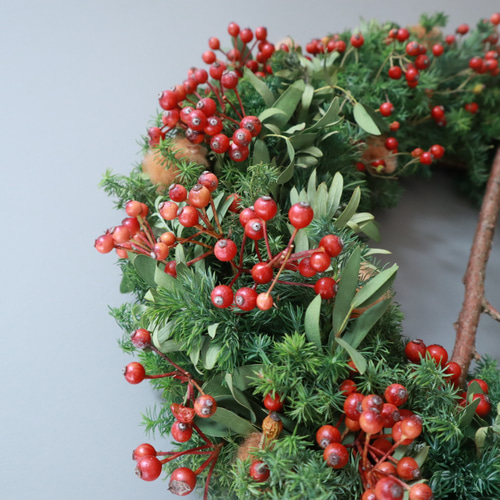 シンカルファとローズヒップや野バラを紡いだ　リネンタッセル付き　クリスマスリース シンカルファとローズヒップや野バラを紡いだ リネンタッセル