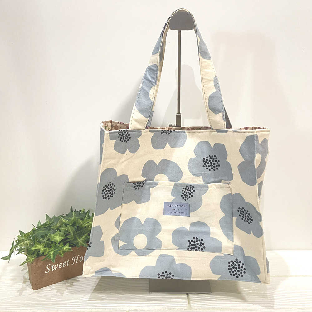 大きなお花が可愛いスクエアバッグ A4スッポリ 出し入れしやすい シンプル マチ広め トートバッグ