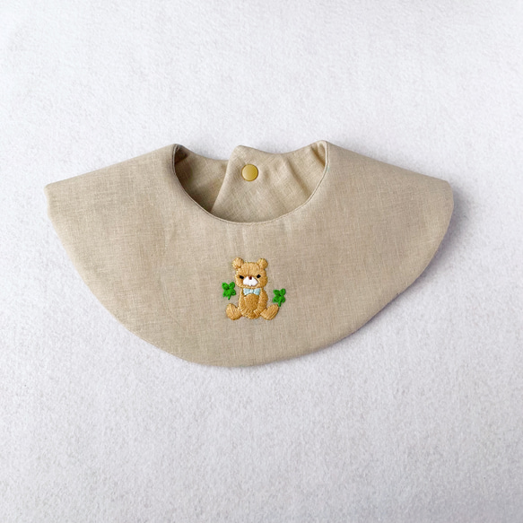 【ハンドメイド刺繍スタイ】くまさんスタイ(ベージュ)⸒⸒ 1枚目の画像