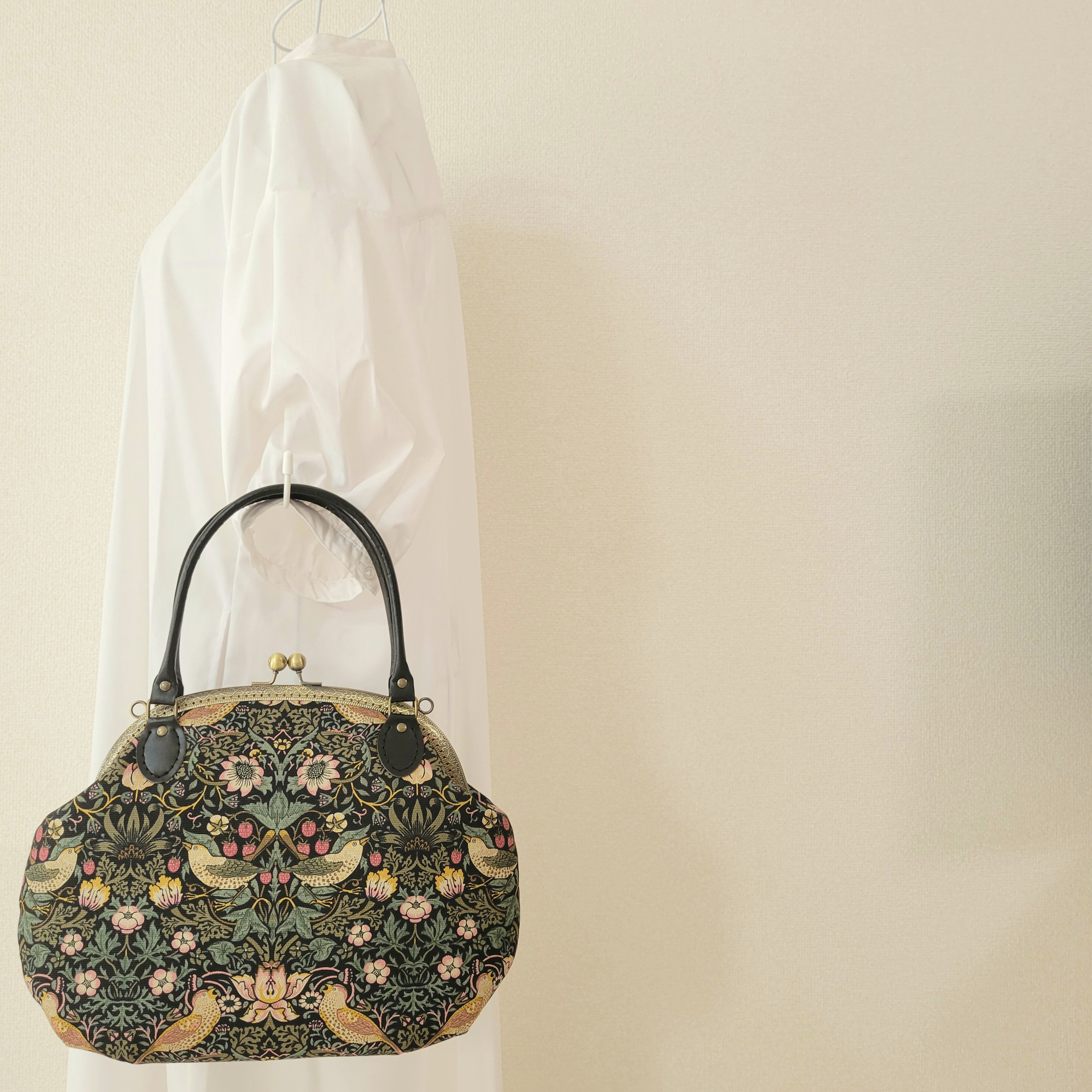 ウィリアムモリス　いちご泥棒　持ち手付きが　ま口バッグ　黒