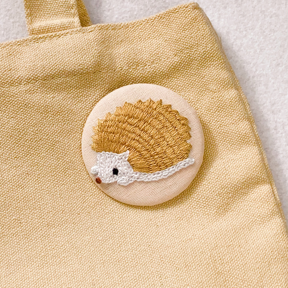 【ハンドメイド刺繍缶バッチ】ハリネズミの刺繍バッジ 5枚目の画像