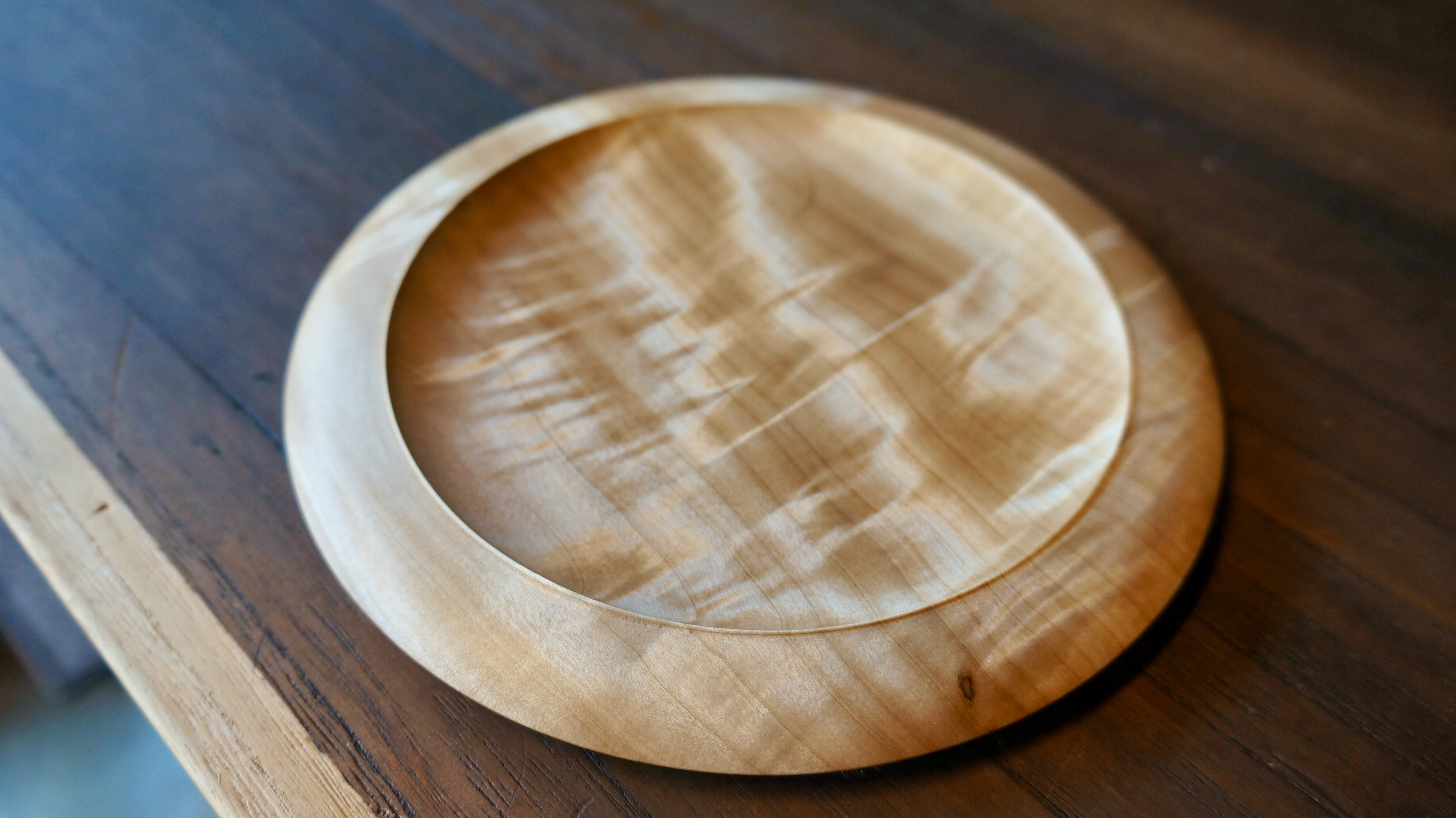 形が個性的なはちみつ色の　天然木の皿　【木　皿　木製　食器】＃042　トチ