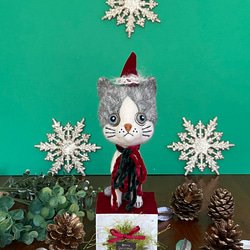 灰色ハチワレ猫のオブジェ　ver.クリスマス 1枚目の画像