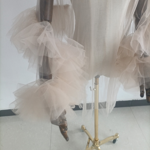 大好評中！ラッフルモチーフのチュールトップス ベージュボレロ ドレス  