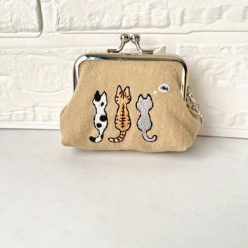 ミナペルホネン　がま口ポーチ　猫ちゃん刺繍　　ブローチ　ハンドメイド♪ f67992569982404bb04572630d3841
