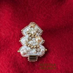 ホワイトクリスマス　ツリー　ビーズ刺繍ブローチ 1枚目の画像