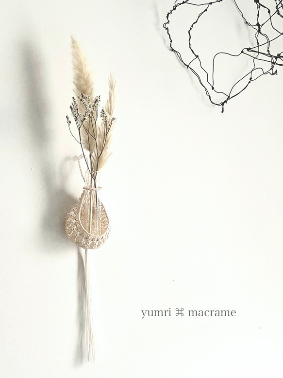 ［受注制作］yumri ⌘ macrame 小さなしずく型マクラメ一輪挿しフラワーベース・パールビーズ［ホワイト］ 2枚目の画像