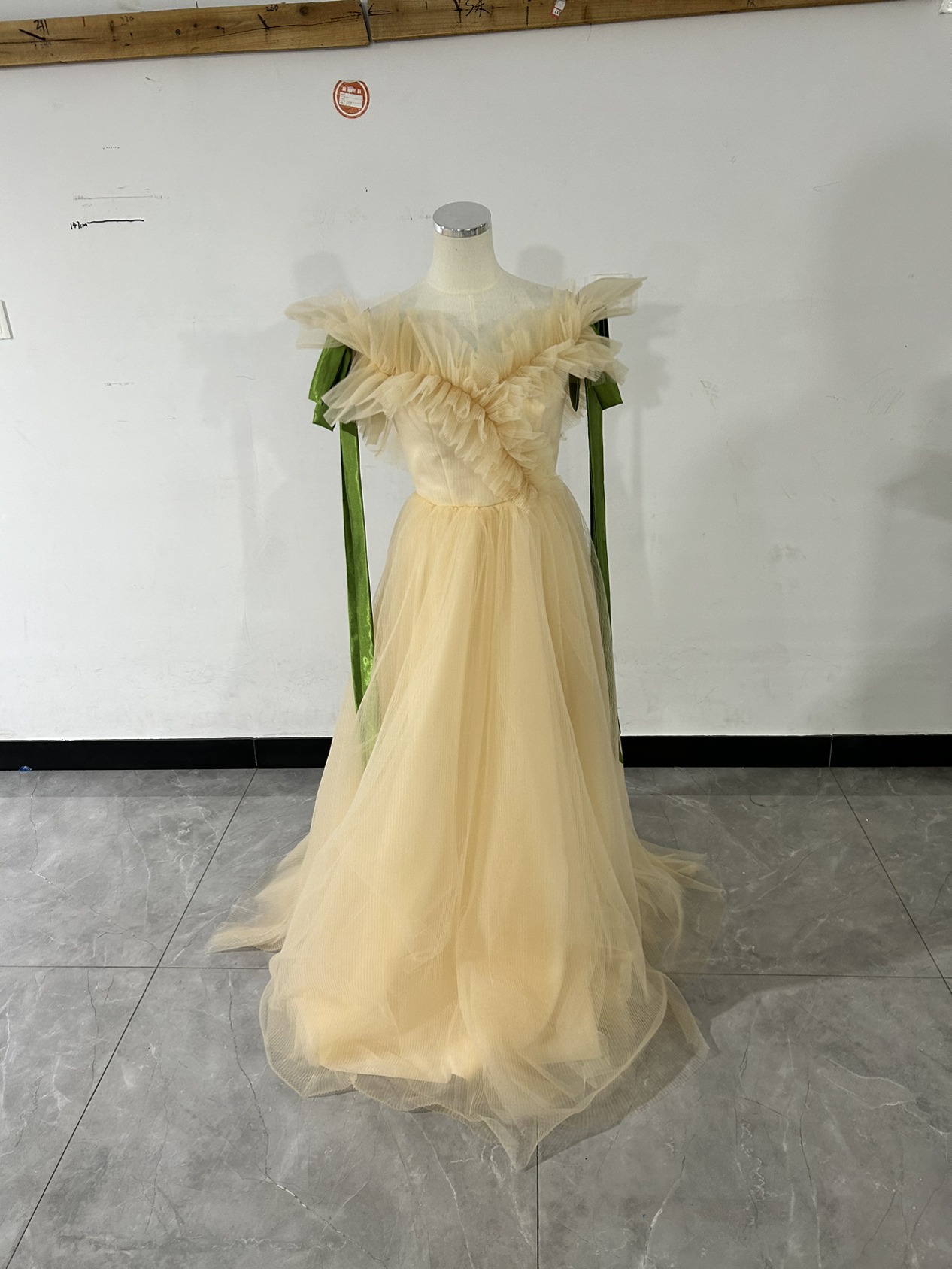 パーティードレス シャンパン色 胸元フリル ソフトチュール 背中見せ 可愛い 合コン