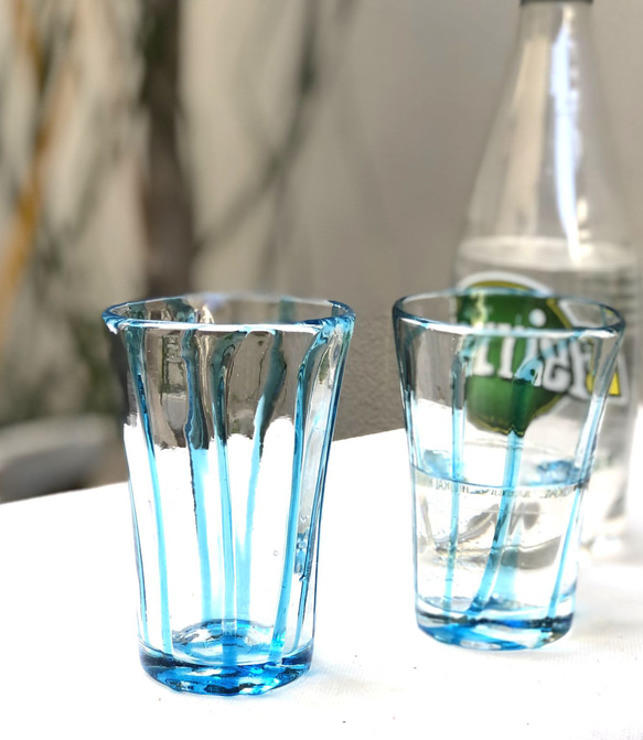 カラフルひとくちグラス【ターコイズブルー】　～ペルシャの手吹きガラス～ 1枚目の画像