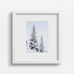 スキー場のパインツリー、白い雪景色の世界が美しいモダンアートを作るウィンターポスター 2枚目の画像