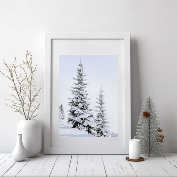 スキー場のパインツリー、白い雪景色の世界が美しいモダンアートを作るウィンターポスター 5枚目の画像