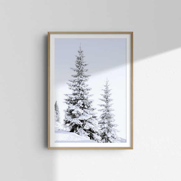 スキー場のパインツリー、白い雪景色の世界が美しいモダンアートを作るウィンターポスター 3枚目の画像